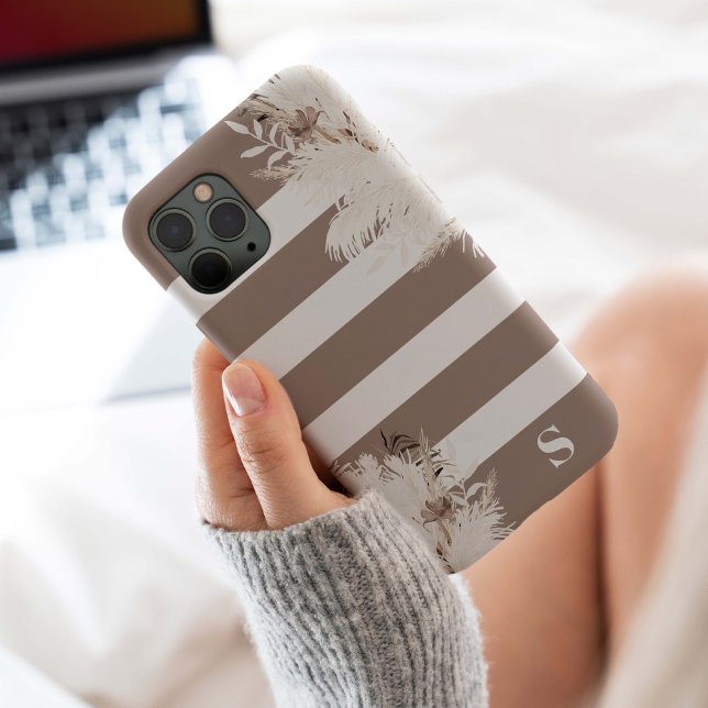 Pampas Grass Boho Monogram Case-Mate iPhone Hülle (Pampas grass monogram beige tan stripe for a boho modern cell phone case.)