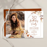 Pampas Grass Boho Terracotta Foto 30. Geburtstag Einladung<br><div class="desc">Foto 30. Geburtstag Party Einladung in Terrakotta verbrannt orange und weiß. Schönes modernes minimalistisches Design mit handgemalten botanischen Akzenten und Ihrem Foto. Features Pampas Gras, Blätter, Rose und Typografie Skript-Schriftart. Trendy böhmisches Wüstenthema perfekt für Herbst, Winter, Frühling oder Sommer. Sie können gedruckte Einladungen auswählen und/oder eine digitale Vorlage zum sofortigen...</div>