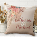 Pampas Grass Driving floral Terracotta Boho Weddin Kissen<br><div class="desc">Pampas Gras boho Hochzeitsdesigns in Terrakotta Farbe sind ein beliebter Trend in Hochzeiten in diesem Jahr. Dieser schöne und einzigartige Stil vereint erdige Töne, natürliche Texturen und böhmische Elemente. Die Verwendung von Terrakotta als dominante Farbe verleiht dem Gesamtbild Wärme und Reichtum, während die Bohustenelemente wie Pampasgras und getrocknete Blumen ihm...</div>