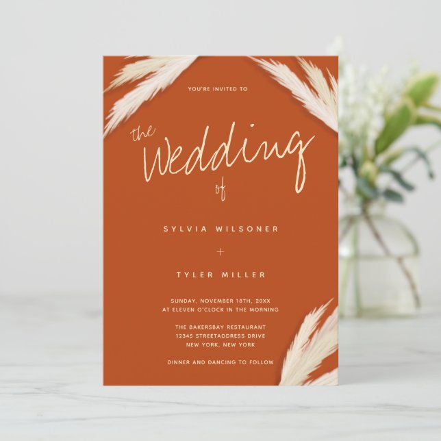 Pampas Grass Typografie Burnt Orange Wedding Einladung (Stehend Vorderseite)