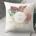 Pampas Grass und Gold Sun Mandala Jahrestag Kissen<br><div class="desc">Personalisiertes Kissen für Ihren Hochzeitstag, Neuvermählte oder Verlobung Geschenk. Das Design besticht durch trendige Boho-Pampas, Eukalyptus-Blätter und Blattwerk in Aquarell mit goldener Sonne-Mandala, strahlender Liebe und Licht. Sie können mit den Namen der Paare auf der Vorderseite und das Jahr oder kurze Botschaft auf der Rückseite wie .. liebt das Leben...</div>