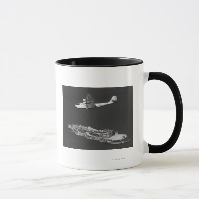 Pan American China Clipper fliegt über Tasse (Rechts)