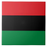 Panafrikanische Flagge Fliese<br><div class="desc">In diesem Design ist die panafrikanische Flagge (auch bekannt als Schwarze Befreiungsflagge, UNIA-Flagge oder afroamerikanische Flagge) zu sehen, eine dreiseitige Flagge, die aus drei horizontalen Streifen rot, schwarz und grün besteht. Die Vereinigung Universeller Neger Improvement Association und die Liga der Afrikanischen Gemeinschaften (UNIA-ACL) haben sie am 13. August 1920 offiziell...</div>
