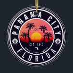 Panama City Beach Florida Retro Sunset Palm Tree Keramik Ornament<br><div class="desc">Diese maßgeschneiderten Panama City Florida Retro 60er Palmen Souvenirs. Panama City Beach Florida, Retro Strandsouvenirs. Reisedesign für Sommerliebhaber. Dieses Retro-Vintage Design ist eine großartige Idee für Ferien, Geburtstag und Sommerurlaub. - Sie können die Vorlage personalisieren, indem Sie einen Namen Ihrer Stadt oder Position, Jahr hinzufügen und Text hinzufügen, um sie...</div>