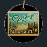 Panama City Beach Vintage Reisen Keramik Ornament<br><div class="desc">Dieses Greetings From Panama City Vintage Postkartendesign besticht durch einen Sandstrand mit türkisblauem Meerwasser und einen blauen Himmel mit duftigen weißen Wolken. Im Vintage Reisen Stil.</div>