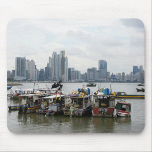 Panama-Stadt Skyline mit Fischerbooten Mousepad