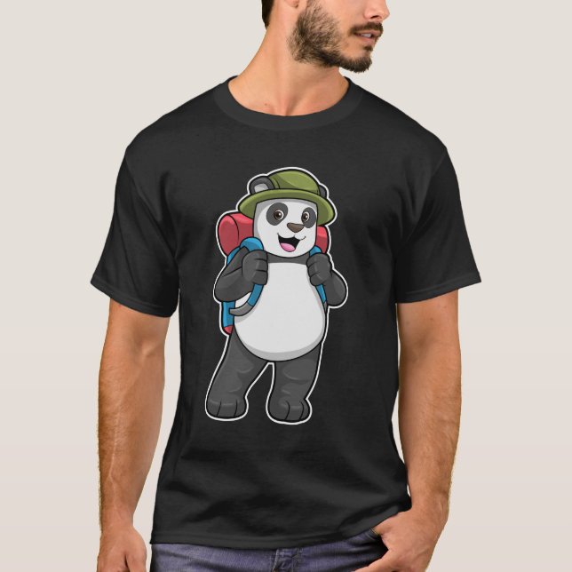 Panda als Hiker mit Rucksack T-Shirt (Vorderseite)