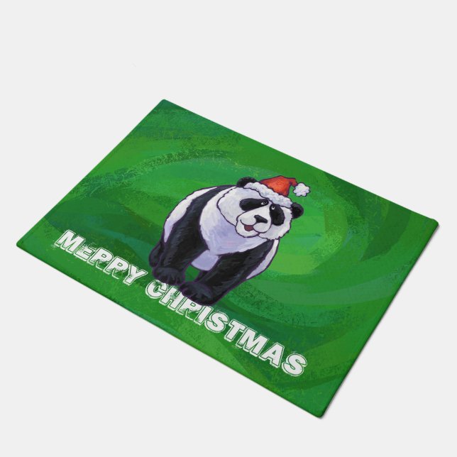 Panda-Bär in der Weihnachtsmannmütze auf Grün Fußmatte (Schrägansicht)