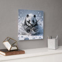 Panda-Bär läuft im Schnee