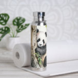 Panda Bear by Tree Trinkflasche<br><div class="desc">Niedlicher Panda-Bär an einem Baum mit Bambus-Blätter in Aquarellkunst.</div>