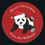 Panda Bear Christmas Niedlich Custom Red Gift Runder Aufkleber<br><div class="desc">Dieser niedliche Weihnachtsbär ist ein wunderschöner Wildtieraufkleber für eine Person,  die Panda-Bären Liebe,  die lustige rote Weihnachtsmannmützen tragen. Adorable personalisierte Geschenkverpackungs-Aufkleber,  um zu kennzeichnen,  von wem das Geschenk während der Ferien ist.</div>