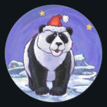 Panda Bear Christmas Runder Aufkleber<br><div class="desc">Animal Parade Festival Panda Bären Weihnachtsgeschenke und Accessoires zeigen unser lustiges Kunstwerk eines niedlichen Panda-Bären, der in einer roten Weihnachtsmannmütze, stehend in einer verschneiten Landschaft, mit einem strukturierten dunkelblauen Sternenhimmel, der von unserem talentierten Kinderbuch-Illustrator Traci Van Wagoner gemalt wurde, verziert wurde. Auf der Rückseite dieser lustigen Tiergeschenke finden Sie auch...</div>