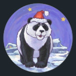 Panda Bear Christmas Runder Aufkleber<br><div class="desc">Animal Parade Festival Panda Bären Weihnachtsgeschenke und Accessoires zeigen unser lustiges Kunstwerk eines niedlichen Panda-Bären, der in einer roten Weihnachtsmannmütze, stehend in einer verschneiten Landschaft, mit einem strukturierten dunkelblauen Sternenhimmel, der von unserem talentierten Kinderbuch-Illustrator Traci Van Wagoner gemalt wurde, verziert wurde. Auf der Rückseite dieser lustigen Tiergeschenke finden Sie auch...</div>