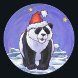 Panda Bear Christmas Runder Aufkleber<br><div class="desc">Animal Parade Festival Panda Bären Weihnachtsgeschenke und Accessoires zeigen unser lustiges Kunstwerk eines niedlichen Panda-Bären, der in einer roten Weihnachtsmannmütze, stehend in einer verschneiten Landschaft, mit einem strukturierten dunkelblauen Sternenhimmel, der von unserem talentierten Kinderbuch-Illustrator Traci Van Wagoner gemalt wurde, verziert wurde. Auf der Rückseite dieser lustigen Tiergeschenke finden Sie auch...</div>