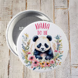 Panda Bear in Blume Baby Dusche Nana zu sein Button<br><div class="desc">Ein niedlicher Panda Bär umgeben von rosa und orangefarbenen Blume Aquarellmalerei Mädchen's personalisiert Babydusche Nana auf Knopfdruck.</div>