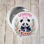 Panda Bear in Blume Baby Dusche Oma zu sein Button<br><div class="desc">Ein niedlicher Panda Bär umgeben von rosa und orangefarbenen Blume Aquarellmalerei Mädchen personalisiert Babydusche Oma auf Knopfdruck.</div>