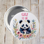 Panda Bear in Blume Baby Shower Gigi zu sein Button<br><div class="desc">Ein niedlicher Panda Bär umgeben von rosa und orangefarbenen Blume Aquarellmalerei Mädchen's personalisierte Babydusche Gigi auf Knopfdruck.</div>