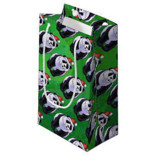 Panda Bear in Weihnachtsmannmütze auf Green Kleine Geschenktüte