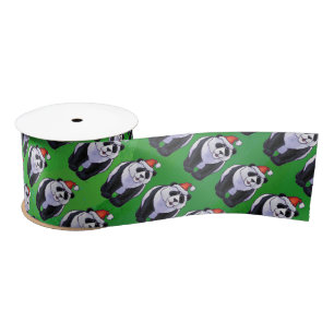 Panda Bear in Weihnachtsmannmütze auf Green Satinband