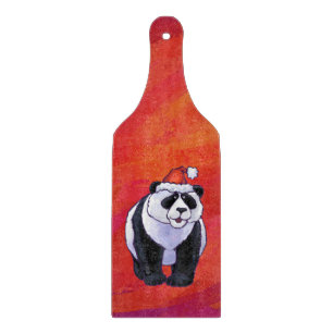 Panda Bear in Weihnachtsmannmütze auf Rot Schneidebrett