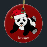 Panda Bear Kids Monogram Red Niedlich Custom Chris Keramik Ornament<br><div class="desc">Dieser hübsche Panda-Bär Weihnachtsschmuck des Weihnachtsmannes ist ein wunderschönes Tiergeschenk für ein Kind,  das Panda-Bären Lieben. Ich mag wilde Tiere und ein Weihnachtsbär nimmt den Kuchen mit einer roten Weihnachtsmannmütze! Personalisieren Sie dieses grüne Geschenk mit einem Namen.</div>