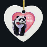 Panda Bear Valentine's Day Keramikornament<br><div class="desc">Tierparade Romantische Panda Bären Liebe und Herzvalentiner Tagesgeschenke und Accessoires zeigen unser lustiges Kunstwerk eines niedlichen Panda-Bären, der eine hübsche Rose im Mund hält, mit lila, roten und rosa Herzen hinter ihr, die von unserem talentierten Künstler Traci Van Wagoner geschaffen wurden. Unser lustiger Panda-Bär in der Liebe wird allen Tierliebhabern,...</div>