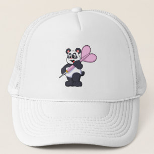 Panda bei Darts mit Dart Truckerkappe