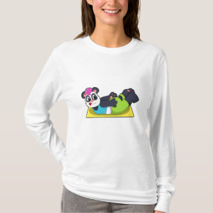 Panda bei Yoga auf Yoga-Matte T-Shirt
