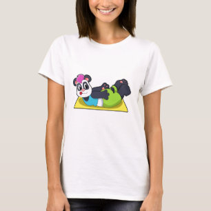 Panda bei Yoga auf Yoga-Matte T-Shirt