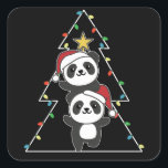 Panda Christmas Tree Weihnachtsanimals Pandas Quadratischer Aufkleber<br><div class="desc">Die Pandas sehen aus wie ein Weihnachtsbaum. Mit den Lichtern der Feen und den Hüten des Weihnachtsmannes sind sie perfekt für Weihnachten. Jeder Panda-Liebhaber freut sich über die niedliche Tiere für die Ferien</div>