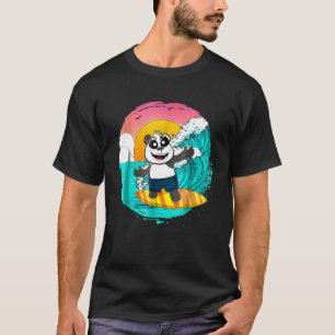 Panda Reitet Auf Einem Surfbrett Und Fängt Wellen T-Shirt