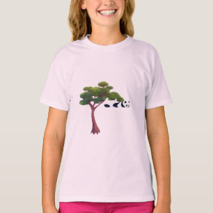 Panda ruht zwischen üppigen grünen Bäumen T-Shirt