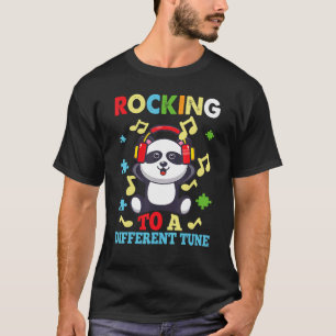 Panda schaukelt zu einer anderen Melodie Autismus- T-Shirt