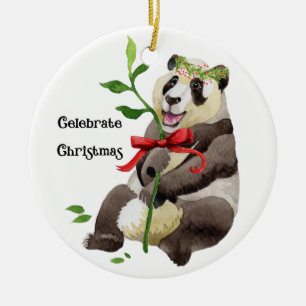 Panda sitzt mit einem Kranz auf dem Kopf und einer Keramik Ornament