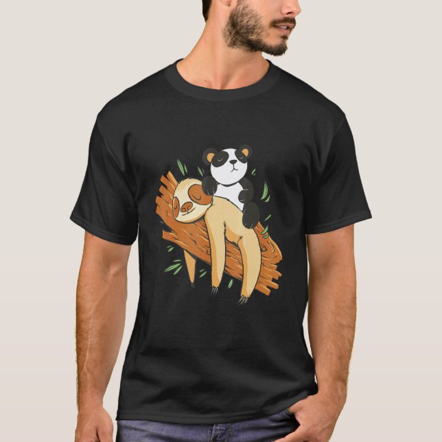 Panda und Faultier auf einem Baum T-Shirt (Vorderseite)