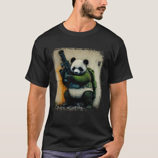 Panda Warrior Holding Rocket Launcher Distressed W T-Shirt (Vorderseite)