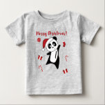 Panda Weihnachtsschnee Wintertiere Pandas Baby T- T-shirt<br><div class="desc">Der Panda für Weihnachten mit Feenlicht. Hübsche Tiere mit Geschenken und Schnee zu den Ferien. Auch lustig für Weihnachten im Juli. Pandas sind süße Tiere und perfekt zu Weihnachten.</div>