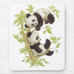 Pandas, die in einem Baum spielen Mousepad