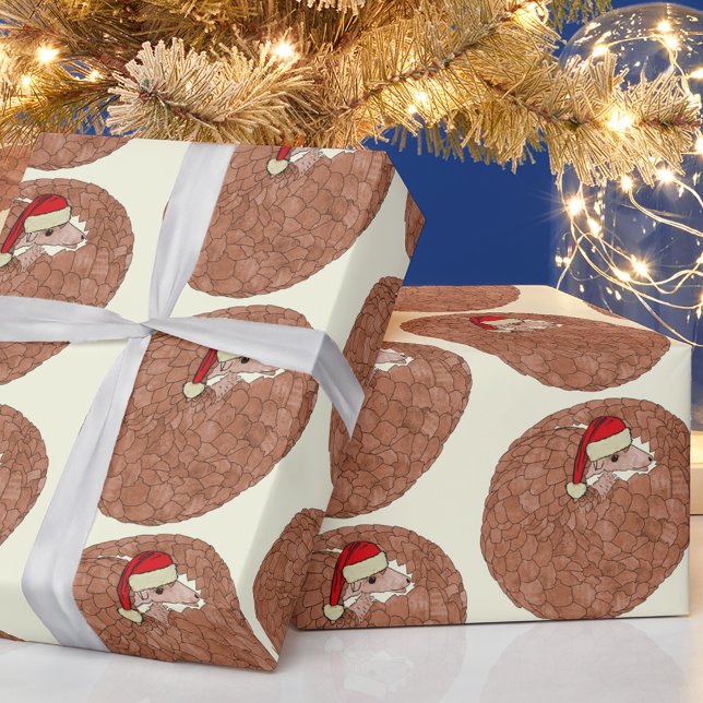 Pangolin gefährdete Tierweihnacht Geschenkpapier (Christmas cute pangolin holiday wrapping paper Rolled up pangolin wearing a Santa hat pattern)
