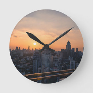 Panorama auf Skyline von Bangkok Runde Wanduhr
