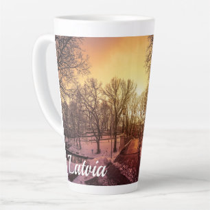 Panoramablick auf den verschneiten Park bei Sonnen Milchtasse