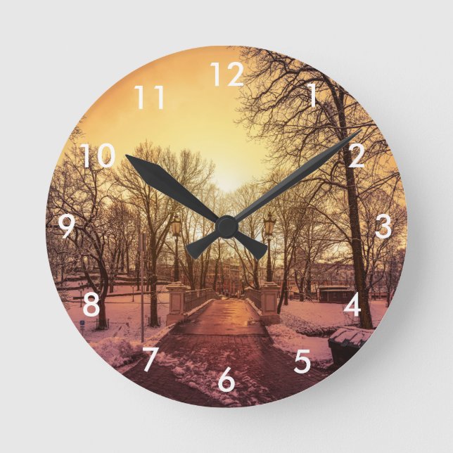 Panoramablick auf den verschneiten Park bei Sonnen Runde Wanduhr (Vorderseite)