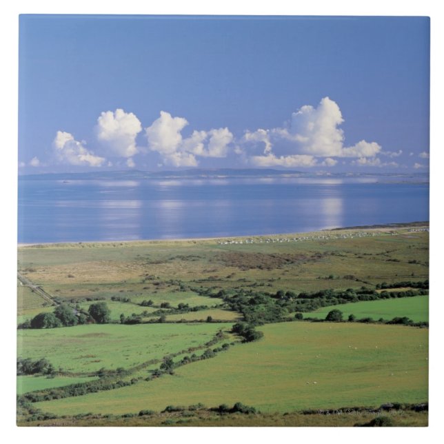 Panoramablick der Bauernhoffelder nähern sich dem Fliese (Vorderseite)