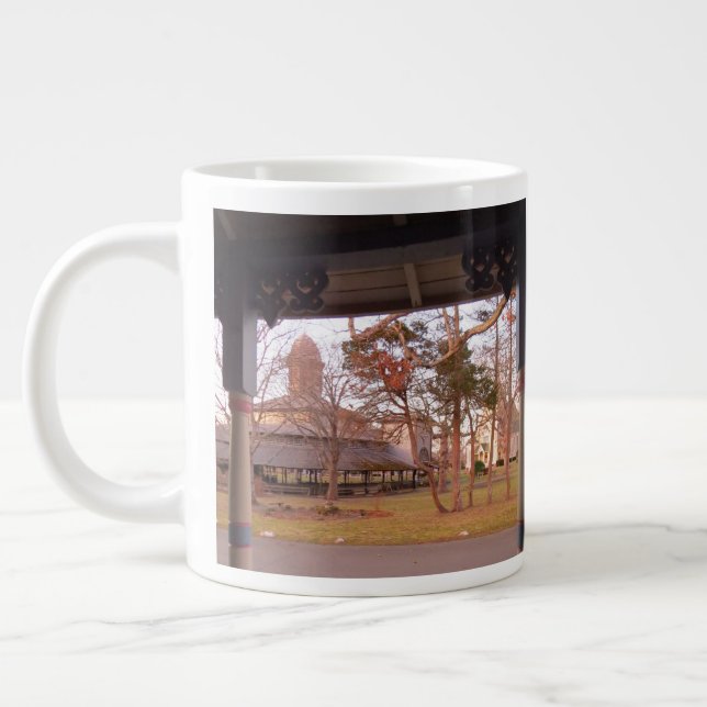 Panoramablick vom Porch - Martha's Vineyard Jumbo-Tasse (Links)