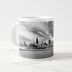 Panoramablick von Chicago-Skylinen im Winter Jumbo-Tasse