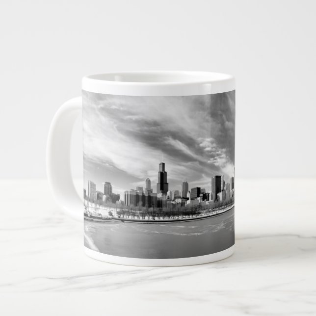 Panoramablick von Chicago-Skylinen im Winter Jumbo-Tasse (Vorderseite Links)