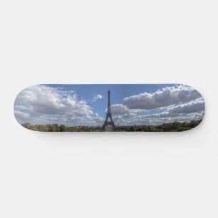 Panoramasicht auf den Eiffelturm von Trocadero aus Skateboard