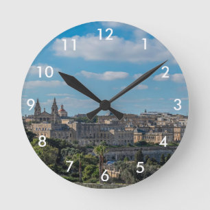 Panoramasicht auf die Altstadt von Valletta in Mal Runde Wanduhr