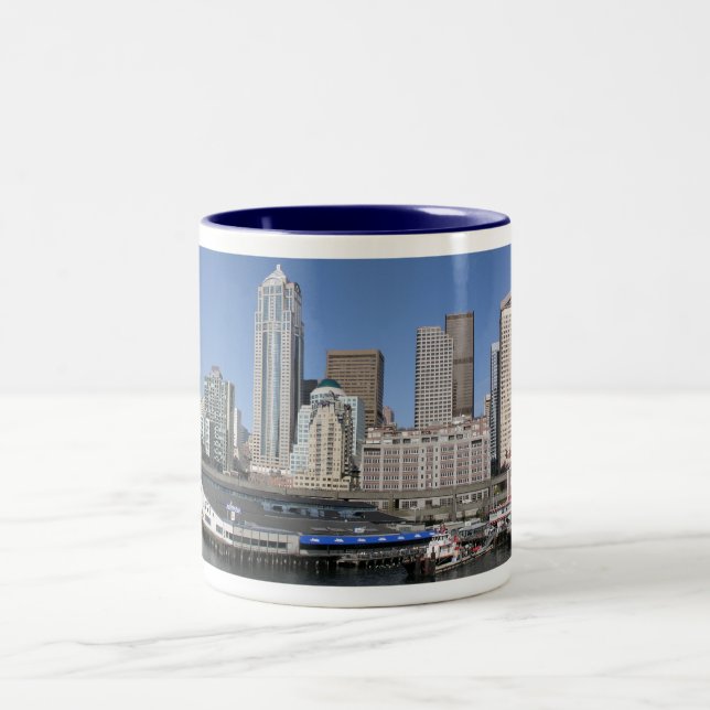 Panoramische Skyline Seattles Zweifarbige Tasse (Mittel)