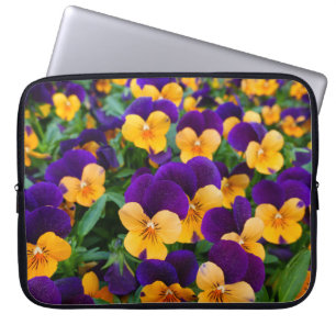 Pansy Bloom: Garden Beauty Nah-up. Laptopschutzhülle
